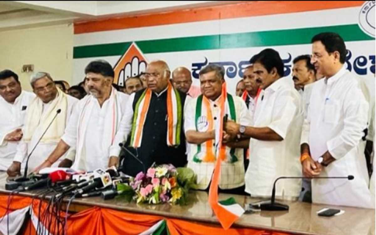 कर्नाटक में भाजपा को बड़ा झटका, पूर्व सीएम शेट्टार ने थामा कांग्रेस का दामन